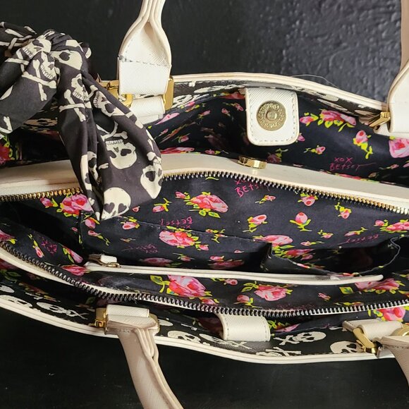 Betsey Johnson Skull Purse Crossbody Bag Embossed Skulls - Picture 3 of 6